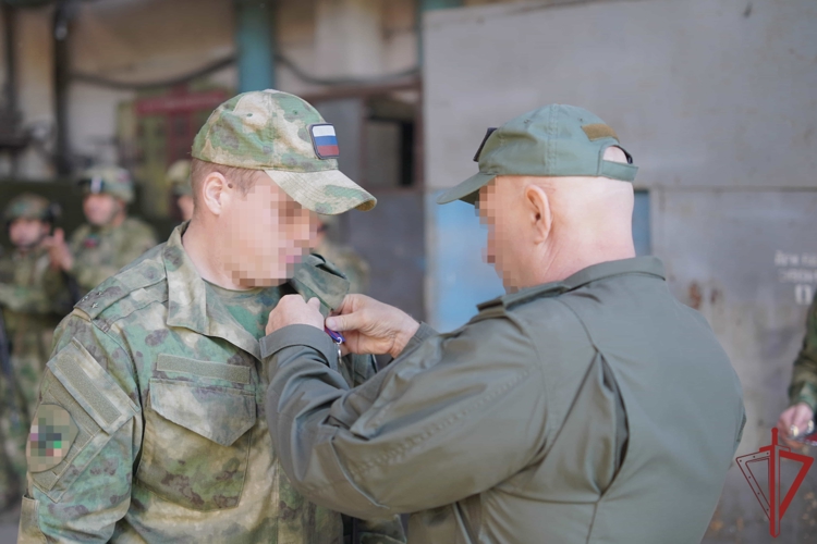 В ДНР росгвардейцам, выполняющим задачи СВО, вручили ведомственные награды