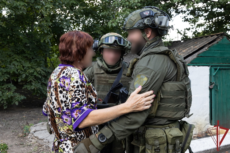   Сотрудники СОБР Росгвардии спасли 10 мирных жителей от удара реактивного дрона ВСУ в ДНР (видео)