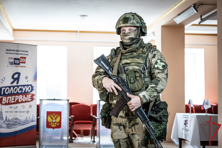 В ДНР выполняющие задачи СВО росгвардейцы обеспечивают безопасность Единого дня голосования (ВИДЕО)
