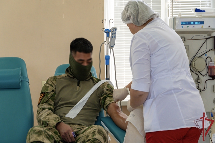 Военнослужащие Росгвардии в ЛНР пополнили банк донорской крови для пострадавших от атак украинских БПЛА (видео)