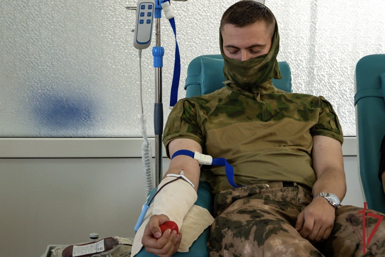 Военнослужащие Росгвардии в ЛНР пополнили банк донорской крови для пострадавших от атак украинских БПЛА (видео)