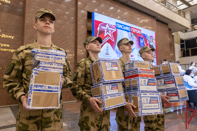 Росгвардии передали письма-треугольники для отправки бойцам в зону СВО (видео)