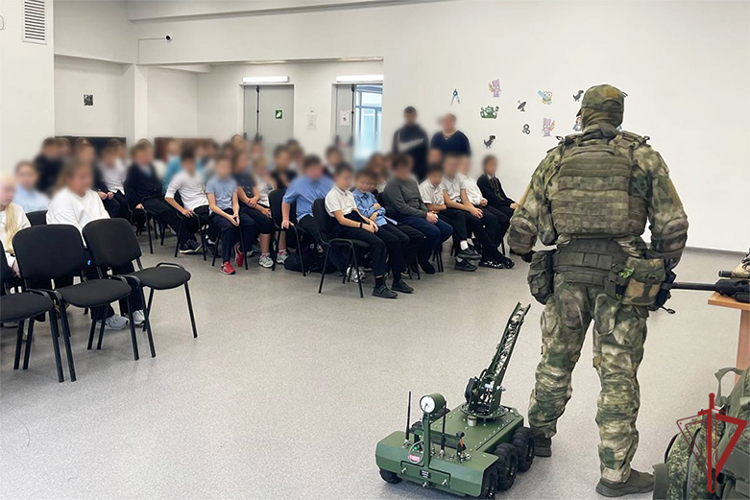 Росгвардейцы провели урок мужества для школьников ДНР