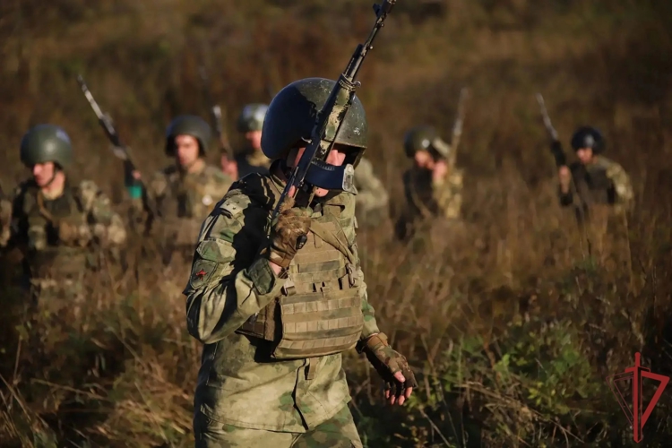 Военнослужащие спецподразделений Сибирского округа Росгвардии прошли испытания на право ношения крапового берета