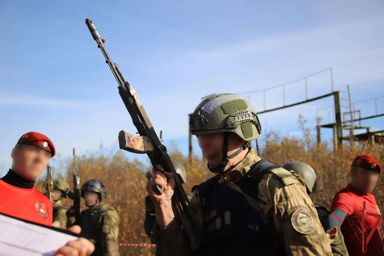 Военнослужащие спецподразделений Сибирского округа Росгвардии прошли испытания на право ношения крапового берета