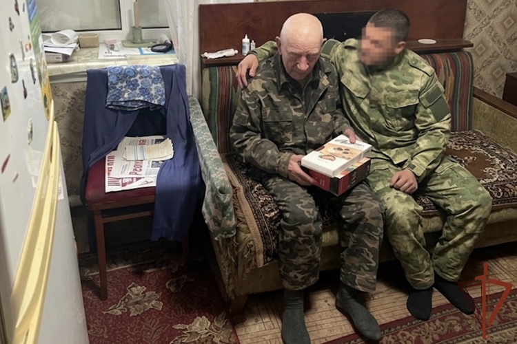 Росгвардейцы в ЛНР навестили труженика тыла и помогли по хозяйству