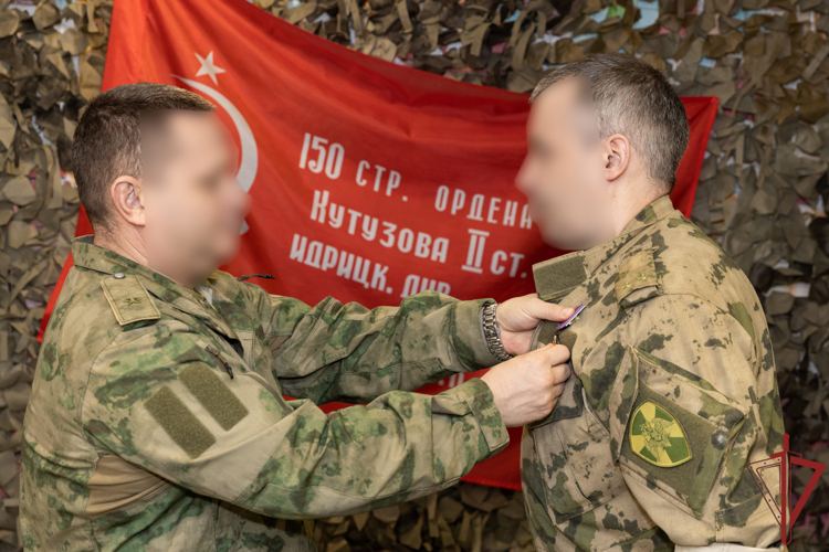 В ДНР командующий группировкой вручил награды росгвардейцам, отличившимся при выполнении задач СВО