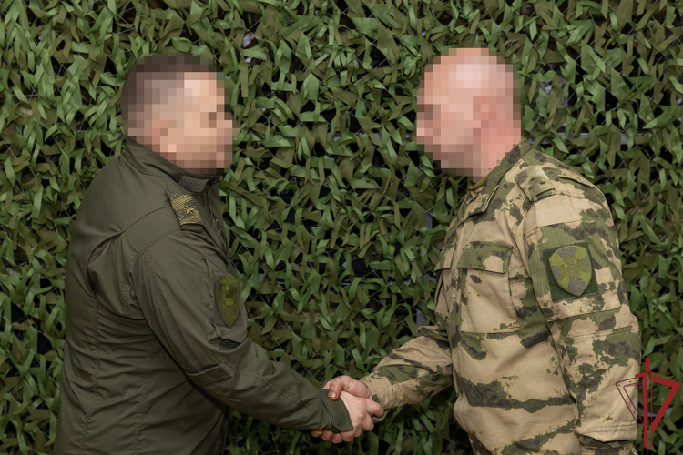 Командующий группировкой войск национальной гвардии в ДНР вручил ведомственные награды отличившимся росгвардейцам