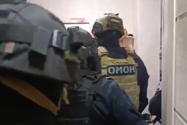 При содействии спецназа Росгвардии в Новосибирске пресечена противоправная деятельность бывшего должностного лица (видео)